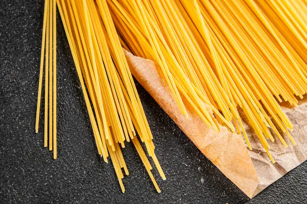 Spagetti, çiğ makarna, buğday, malzeme, taze yemek, masa, kırsal yemek, fotokopi, arka plan.