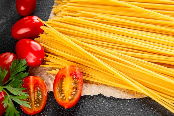 Spagetti, çiğ makarna, buğday, malzeme, taze yemek, masa, kırsal yemek, fotokopi, arka plan.