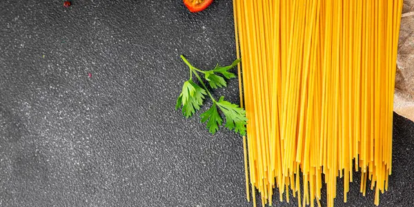 Spagetti, çiğ makarna, buğday, malzeme, taze yemek, masa, kırsal yemek, fotokopi, arka plan.