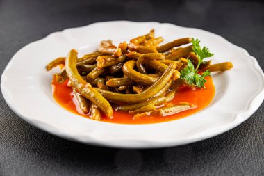 Yeşil fasulye sosu taze lezzetli gurme yemek arkaplanı masaya rustik yemek üst görünüm uzay keto ve paleo diyet vejetaryen ve vejetaryen gıda