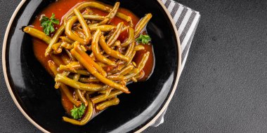 Yeşil fasulye sosu taze lezzetli gurme yemek arkaplanı masaya rustik yemek üst görünüm uzay keto ve paleo diyet vejetaryen ve vejetaryen gıda