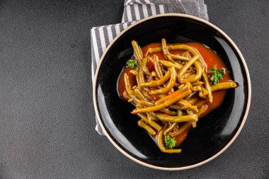 Yeşil fasulye sosu taze lezzetli gurme yemek arkaplanı masaya rustik yemek üst görünüm uzay keto ve paleo diyet vejetaryen ve vejetaryen gıda