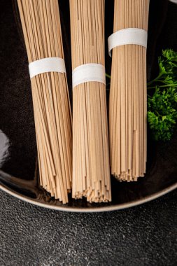 Karabuğday eriştesi çiğ soba makarnası taze yemek sofrada Asya mutfağı kırsal yemek üst görünüm fotokopi alanı