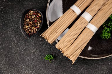 Karabuğday eriştesi çiğ soba makarnası taze yemek sofrada Asya mutfağı kırsal yemek üst görünüm fotokopi alanı