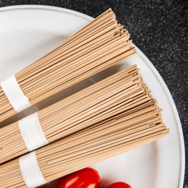 Karabuğday eriştesi çiğ soba makarnası taze yemek sofrada Asya mutfağı kırsal yemek üst görünüm fotokopi alanı