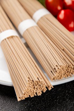 Karabuğday eriştesi çiğ soba makarnası taze yemek sofrada Asya mutfağı kırsal yemek üst görünüm fotokopi alanı