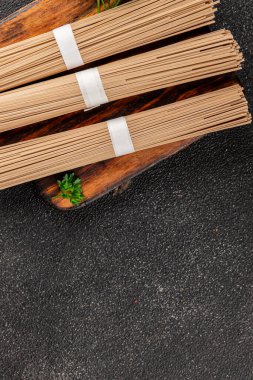 Karabuğday eriştesi çiğ soba makarnası taze yemek sofrada Asya mutfağı kırsal yemek üst görünüm fotokopi alanı