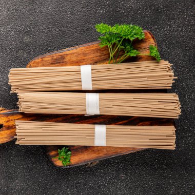 Karabuğday eriştesi çiğ soba makarnası taze yemek sofrada Asya mutfağı kırsal yemek üst görünüm fotokopi alanı