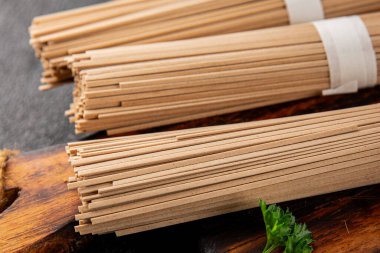 Karabuğday eriştesi çiğ soba makarnası taze yemek sofrada Asya mutfağı kırsal yemek üst görünüm fotokopi alanı