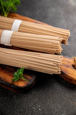 Karabuğday eriştesi çiğ soba makarnası taze yemek sofrada Asya mutfağı kırsal yemek üst görünüm fotokopi alanı