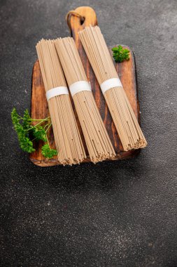 Karabuğday eriştesi çiğ soba makarnası taze yemek sofrada Asya mutfağı kırsal yemek üst görünüm fotokopi alanı