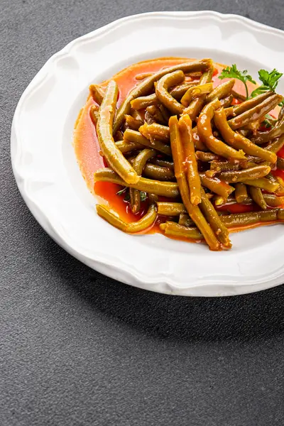 Yeşil fasulye sosu taze lezzetli gurme yemek arkaplanı masaya rustik yemek üst görünüm uzay keto ve paleo diyet vejetaryen ve vejetaryen gıda