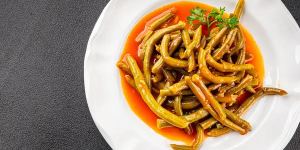 Yeşil fasulye sosu taze lezzetli gurme yemek arkaplanı masaya rustik yemek üst görünüm uzay keto ve paleo diyet vejetaryen ve vejetaryen gıda