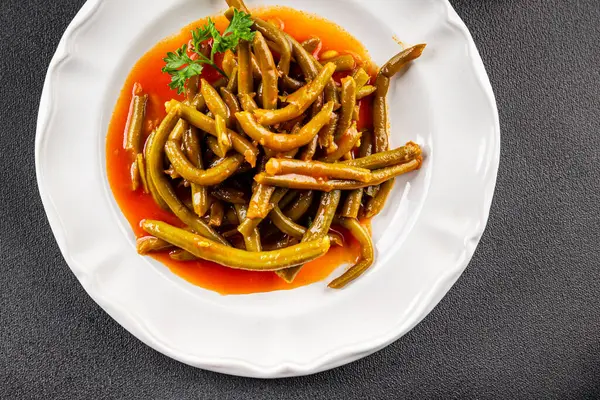 Yeşil fasulye sosu taze lezzetli gurme yemek arkaplanı masaya rustik yemek üst görünüm uzay keto ve paleo diyet vejetaryen ve vejetaryen gıda