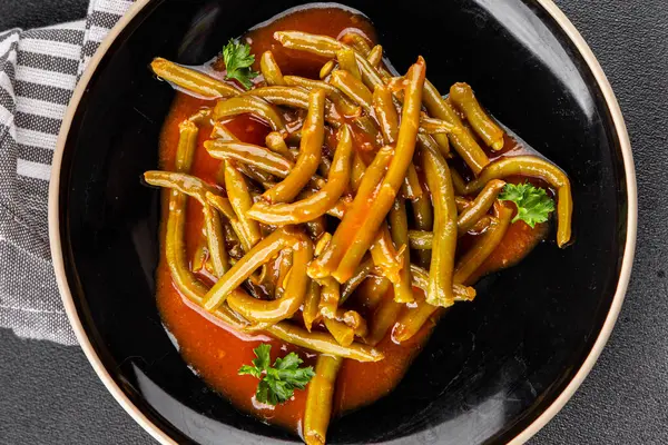 Yeşil fasulye sosu taze lezzetli gurme yemek arkaplanı masaya rustik yemek üst görünüm uzay keto ve paleo diyet vejetaryen ve vejetaryen gıda