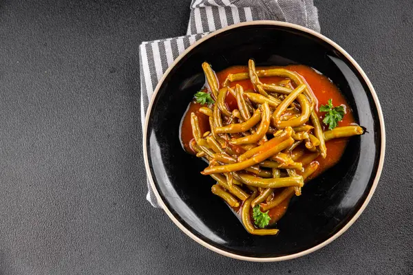 Yeşil fasulye sosu taze lezzetli gurme yemek arkaplanı masaya rustik yemek üst görünüm uzay keto ve paleo diyet vejetaryen ve vejetaryen gıda