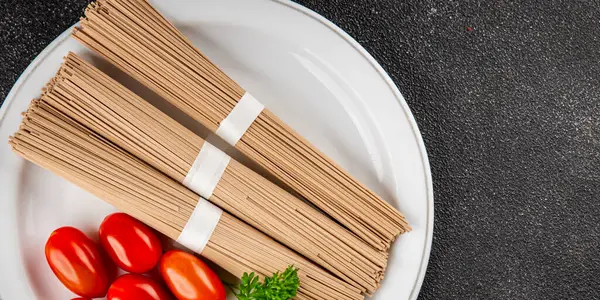 Karabuğday eriştesi çiğ soba makarnası taze yemek sofrada Asya mutfağı kırsal yemek üst görünüm fotokopi alanı