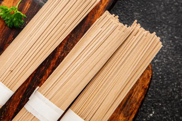 Karabuğday eriştesi çiğ soba makarnası taze yemek sofrada Asya mutfağı kırsal yemek üst görünüm fotokopi alanı