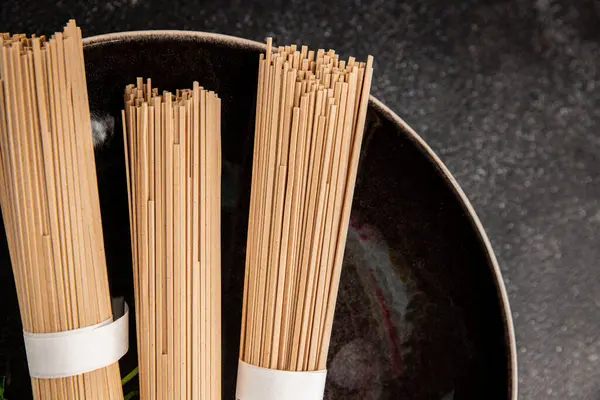 Karabuğday eriştesi çiğ soba makarnası taze yemek sofrada Asya mutfağı kırsal yemek üst görünüm fotokopi alanı