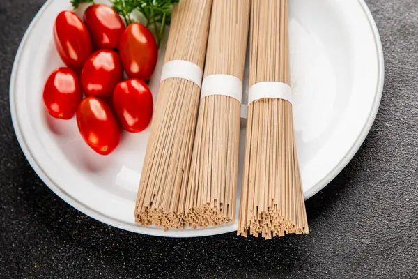 Karabuğday eriştesi çiğ soba makarnası taze yemek sofrada Asya mutfağı kırsal yemek üst görünüm fotokopi alanı