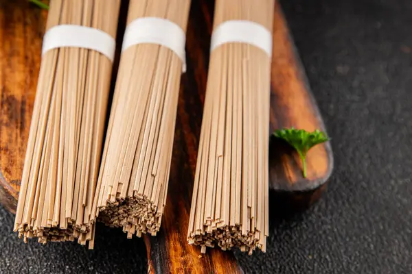 Karabuğday eriştesi çiğ soba makarnası taze yemek sofrada Asya mutfağı kırsal yemek üst görünüm fotokopi alanı