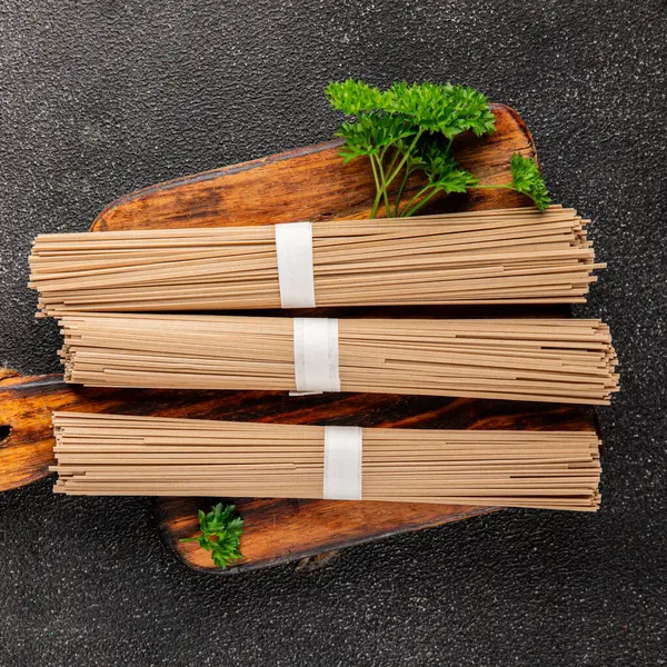 Karabuğday eriştesi çiğ soba makarnası taze yemek sofrada Asya mutfağı kırsal yemek üst görünüm fotokopi alanı