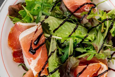 Salata eti jamon yeşil marul yaprağı aperatif yiyecek taze gurme yemek masanın üzerinde rustik yemek üst görünüm kopyalama alanı