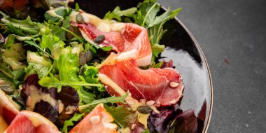Salata eti jamon yeşil marul yaprağı aperatif yiyecek taze gurme yemek masanın üzerinde rustik yemek üst görünüm kopyalama alanı