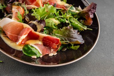 Salata eti jamon yeşil marul yaprağı aperatif yiyecek taze gurme yemek masanın üzerinde rustik yemek üst görünüm kopyalama alanı
