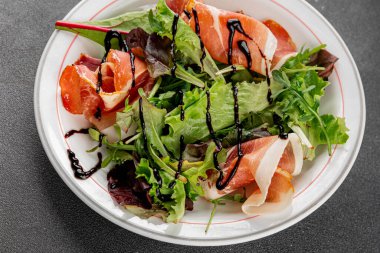 Salata eti jamon yeşil marul yaprağı aperatif yiyecek taze gurme yemek masanın üzerinde rustik yemek üst görünüm kopyalama alanı