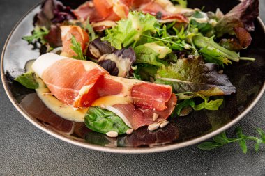 Salata eti jamon yeşil marul yaprağı aperatif yiyecek taze gurme yemek masanın üzerinde rustik yemek üst görünüm kopyalama alanı