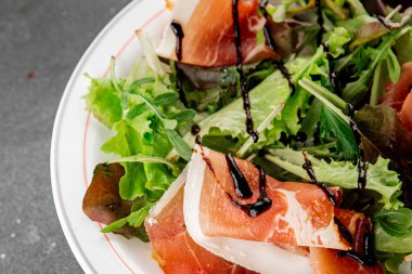 Salata eti jamon yeşil marul yaprağı aperatif yiyecek taze gurme yemek masanın üzerinde rustik yemek üst görünüm kopyalama alanı