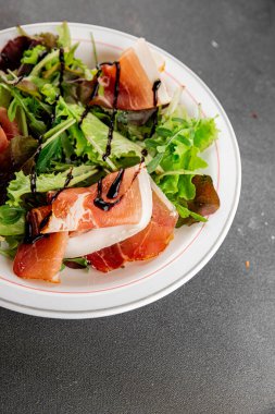 Salata eti jamon yeşil marul yaprağı aperatif yiyecek taze gurme yemek masanın üzerinde rustik yemek üst görünüm kopyalama alanı