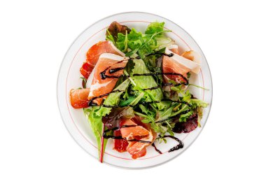 Salata eti jamon yeşil marul yaprağı aperatif yiyecek taze gurme yemek masanın üzerinde rustik yemek üst görünüm kopyalama alanı