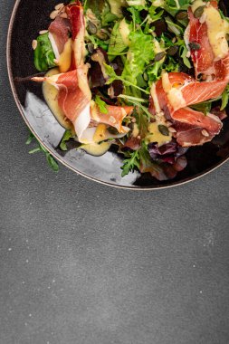 Salata eti jamon yeşil marul yaprağı aperatif yiyecek taze gurme yemek masanın üzerinde rustik yemek üst görünüm kopyalama alanı