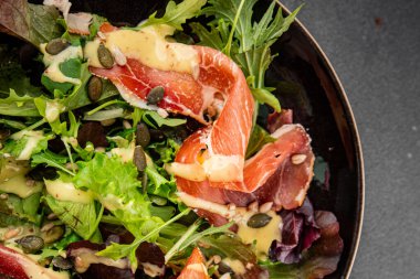 Salata eti jamon yeşil marul yaprağı aperatif yiyecek taze gurme yemek masanın üzerinde rustik yemek üst görünüm kopyalama alanı
