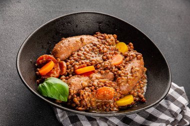 Sosisli mercimek, sebze yemeği aperatifi taze lezzetli gurme yemek arkaplanı masa kırsal gıdalar üst görünüm fotokopi alanı