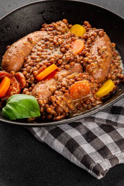 Sosisli mercimek, sebze yemeği aperatifi taze lezzetli gurme yemek arkaplanı masa kırsal gıdalar üst görünüm fotokopi alanı