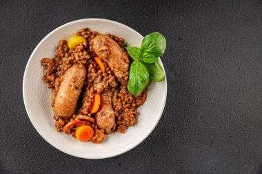 Sosisli mercimek, sebze yemeği aperatifi taze lezzetli gurme yemek arkaplanı masa kırsal gıdalar üst görünüm fotokopi alanı