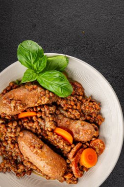 Sosisli mercimek, sebze yemeği aperatifi taze lezzetli gurme yemek arkaplanı masa kırsal gıdalar üst görünüm fotokopi alanı