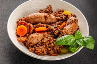 Sosisli mercimek, sebze yemeği aperatifi taze lezzetli gurme yemek arkaplanı masa kırsal gıdalar üst görünüm fotokopi alanı