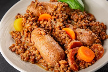 Sosisli mercimek, sebze yemeği aperatifi taze lezzetli gurme yemek arkaplanı masa kırsal gıdalar üst görünüm fotokopi alanı