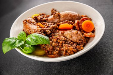 Sosisli mercimek, sebze yemeği aperatifi taze lezzetli gurme yemek arkaplanı masa kırsal gıdalar üst görünüm fotokopi alanı