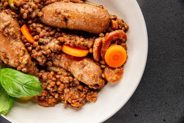 Sosisli mercimek, sebze yemeği aperatifi taze lezzetli gurme yemek arkaplanı masa kırsal gıdalar üst görünüm fotokopi alanı