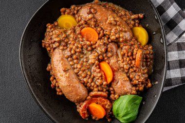 Sosisli mercimek, sebze yemeği aperatifi taze lezzetli gurme yemek arkaplanı masa kırsal gıdalar üst görünüm fotokopi alanı