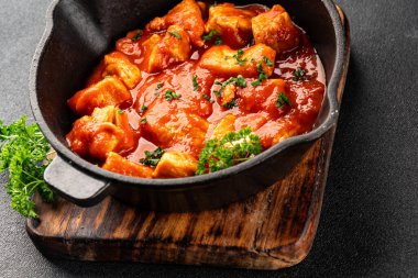 Körili tavuklu körili domates soslu kümes hayvanları hindili hindi lezzetli gurme yemek arkaplanı masa kırsal yiyeceklerin üst görüntüsü fotokopi alanı.