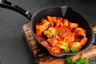 Körili tavuklu körili domates soslu kümes hayvanları hindili hindi lezzetli gurme yemek arkaplanı masa kırsal yiyeceklerin üst görüntüsü fotokopi alanı.