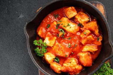 Körili tavuklu körili domates soslu kümes hayvanları hindili hindi lezzetli gurme yemek arkaplanı masa kırsal yiyeceklerin üst görüntüsü fotokopi alanı.