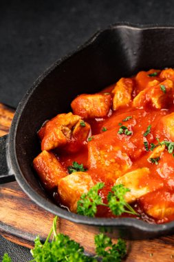 Körili tavuklu körili domates soslu kümes hayvanları hindili hindi lezzetli gurme yemek arkaplanı masa kırsal yiyeceklerin üst görüntüsü fotokopi alanı.