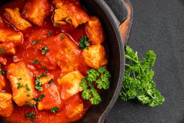 Körili tavuklu körili domates soslu kümes hayvanları hindili hindi lezzetli gurme yemek arkaplanı masa kırsal yiyeceklerin üst görüntüsü fotokopi alanı.